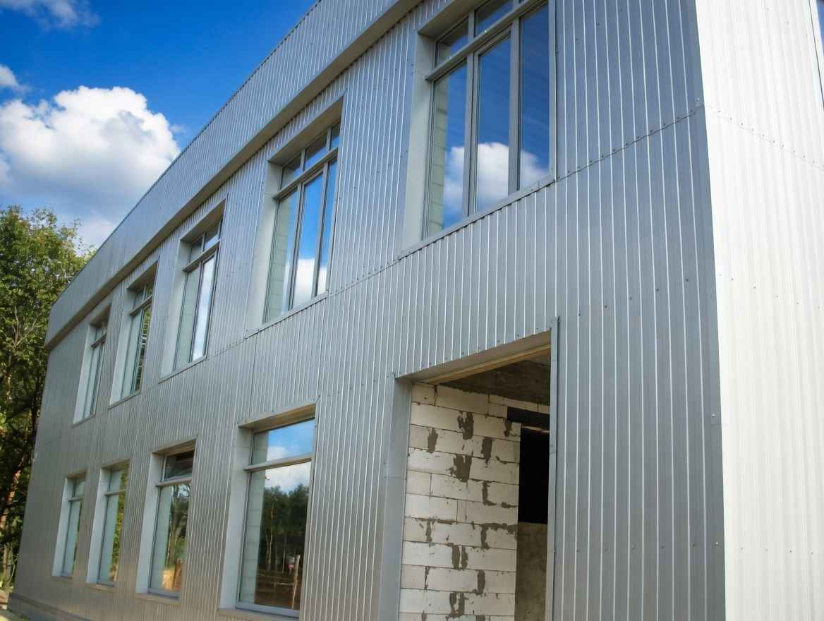 Нержавеющий профнастил на объекте